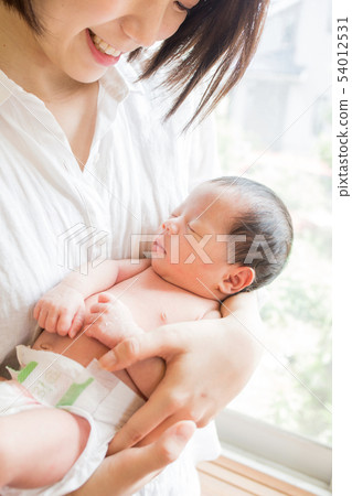 新生兒被媽媽擁抱 新生兒被媽媽擁抱 54012531