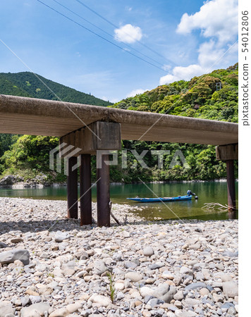 Katsuma Submersible Bridge: A spectacular view of the clear Shimanto River with boats passing by. 54012806