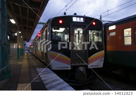 越後線E129系列（吉田⇔柏崎） 54012823
