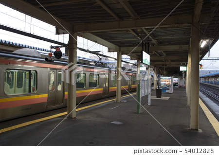 在Naoetsu站 54012828