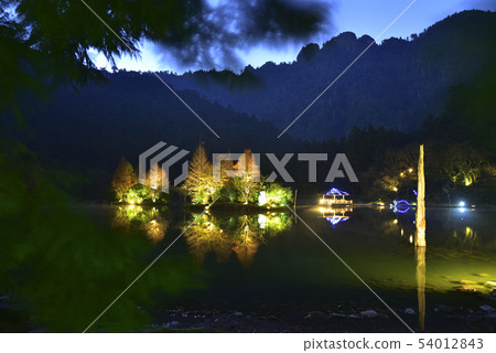 秋天森林夜晚的湖景顏色 秋天森林夜晚的湖景顏色 54012843