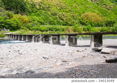 The breathtaking scenery of the hidden paradise, including the Hanke Submersible Bridge and the mountain stream in Nishitosa, Shimanto River. 54013049