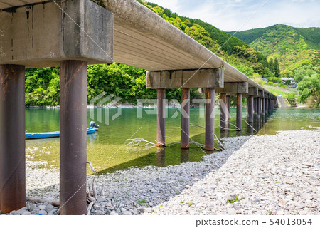 Boating on the Katsuma Submersible Bridge (Unoe Submersible Bridge): Enjoying the clear waters of the Shimanto River in summer. 54013054