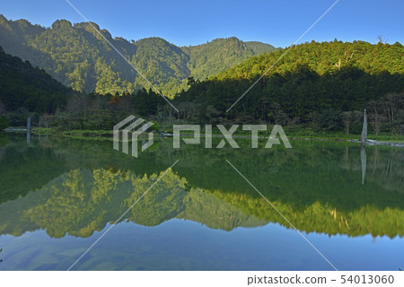 秋天森林湖景的顏色 54013060