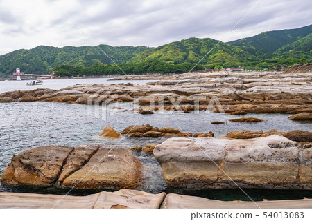 辰巳海岸:位於高知縣,是一處壯觀的海岸線,以一系列形狀奇特的岩石和巨石而聞名。 辰巳海岸:位於高知縣,是一處壯觀的海岸線,以一系列形狀奇特的岩石和巨石而聞名。 54013083