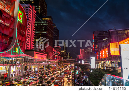 Many people on Rajdamri Road 54014260