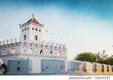 Pom Phra Sumen (Phra Sumen Fort) with blue sky Pom Phra Sumen (Phra Sumen Fort) with blue sky 54014335