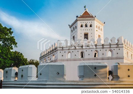 Pom Phra Sumen (Phra Sumen Fort) with blue sky Pom Phra Sumen (Phra Sumen Fort) with blue sky 54014336