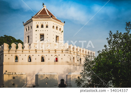 Pom Phra Sumen (Phra Sumen Fort) with blue sky 54014337