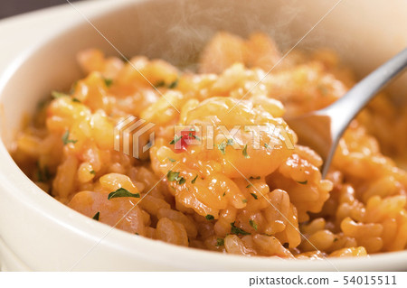 奶酪燴飯用勺子，熱，蝦和西紅柿醬 54015511