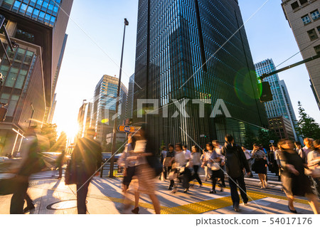 <<Tokyo>> Otemachi, businessman returning home <<Tokyo>> Otemachi, businessman returning home 54017176