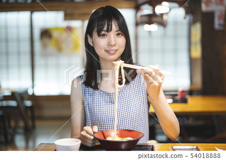 Woman eating udon 54018888