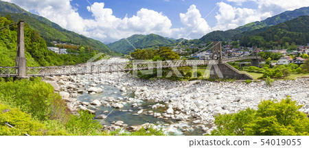 在長野縣木曾郡Nagiso鎮的Kiso河,Momose橋上的一座吊橋 在長野縣木曾郡Nagiso鎮的Kiso河,Momose橋上的一座吊橋 54019055