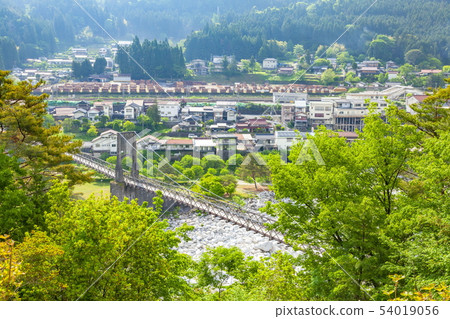 在長野縣木曾郡Nagiso鎮的Kiso河,Momose橋上的一座吊橋 在長野縣木曾郡Nagiso鎮的Kiso河,Momose橋上的一座吊橋 54019056