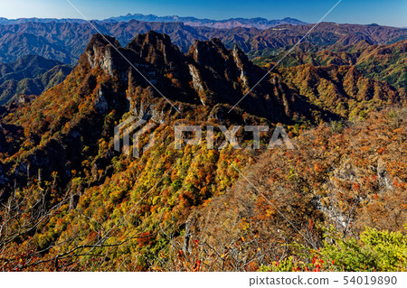 Rocky peaks of Myoshiiyama of autumnal leaves seen from Soimadake 54019890
