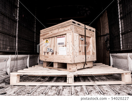 Radiation label beside the transport wooden box Radiation label beside the transport wooden box 54020227