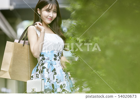 商場,購物中心,購物,購物者冬青,年輕的女人 商場,購物中心,購物,購物者冬青,年輕的女人 54020673