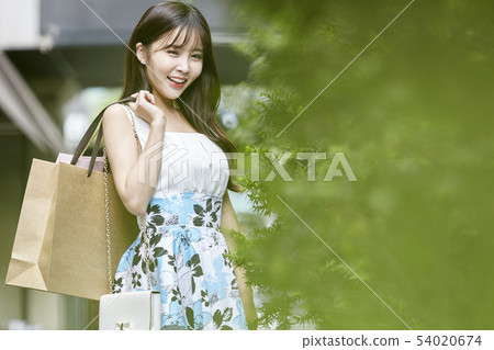 商場,購物中心,購物,購物者冬青,年輕的女人 商場,購物中心,購物,購物者冬青,年輕的女人 54020674