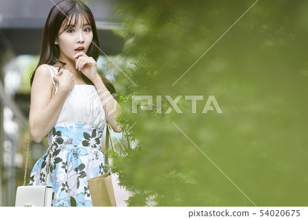 商場,購物中心,購物,購物者冬青,年輕的女人 商場,購物中心,購物,購物者冬青,年輕的女人 54020675
