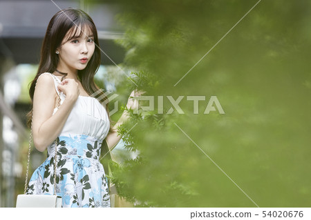 商場,購物中心,購物,購物者冬青,年輕的女人 商場,購物中心,購物,購物者冬青,年輕的女人 54020676