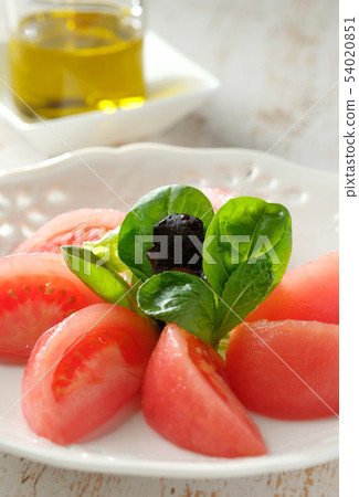 Tomato and mixed leaf salad 54020851