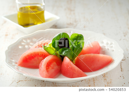 Tomato and mixed leaf salad 54020853