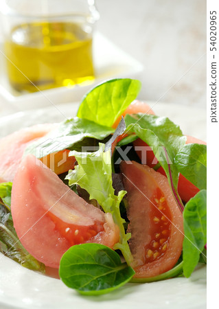 Tomato and mixed leaf salad 54020965