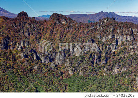 The rocky peaks and noses of the back side of Mt. 54022202