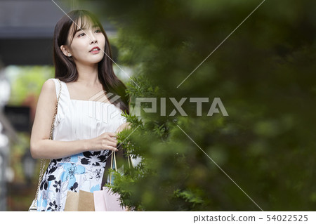商場,購物中心,購物,購物者冬青,年輕的女人 商場,購物中心,購物,購物者冬青,年輕的女人 54022525