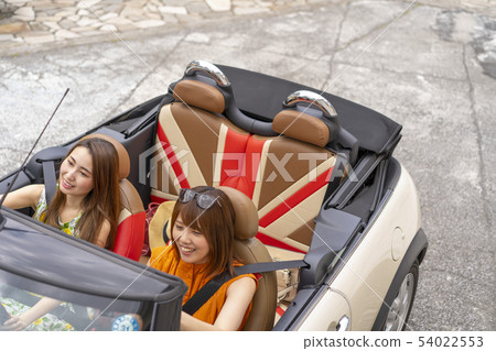 The lifestyle of a young woman who enjoys visiting the cafes of tourist attractions with the O interior with fashionable interior decoration 54022553