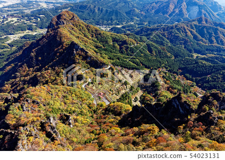 從山上看到的秋葉的金銀山。 從山上看到的秋葉的金銀山。 54023131