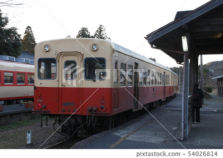Kominato火車站Kiha在Kazusa Nakano站200停靠 Kominato火車站Kiha在Kazusa Nakano站200停靠 54026814