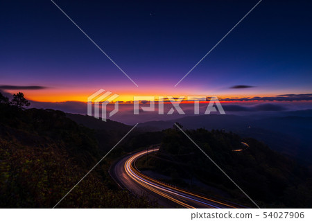 BEAUTIFUL SUNSHINE AT MISTY MORNING MOUNTAINS 54027906