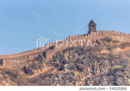 Ancient Amer wall on top of hills near Jaipur 54028866