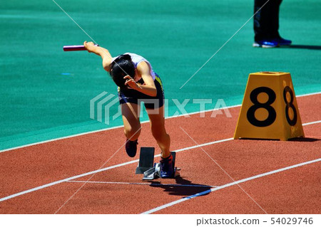 「開始衝刺吧！！」在初夏的陽光下閃閃發光的田徑場 54029746