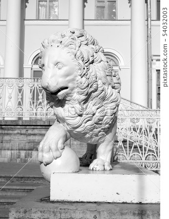 Statue of lion. Statue of lion. 54032003