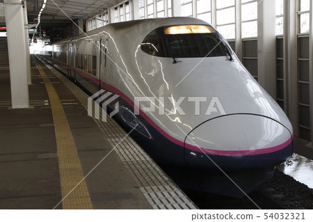 Joetsu Shinkansen E2 system stopping at Gala Yuzawa Station in winter 54032321