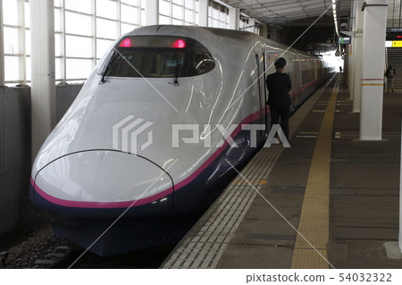 Joetsu Shinkansen E2系統在冬天停在Gala Yuzawa站 54032322