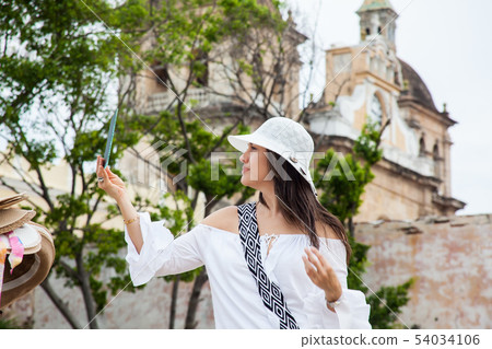 Woman trying on hats in Cartagena de Indias 54034106