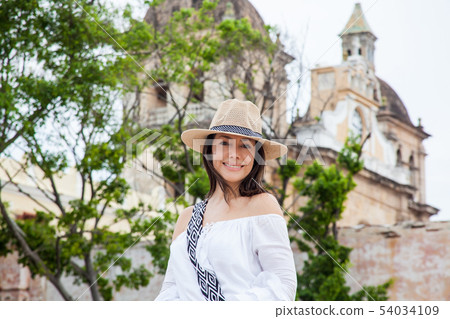 Woman trying on hats in Cartagena de Indias 54034109
