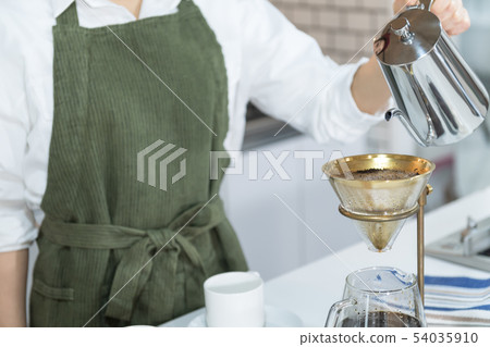 年輕的女人，咖啡館，女服務員，地板工作人員 54035910