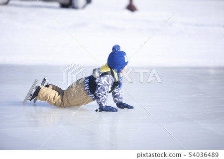 男孩在溜冰場上玩 男孩在溜冰場上玩 54036489