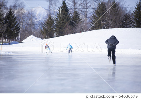 與父母和孩子一起滑冰 與父母和孩子一起滑冰 54036579