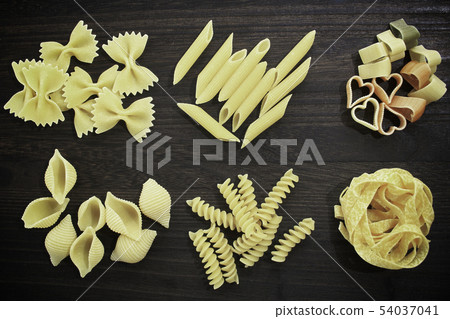 Variety of short pasta (Penne, Fettuccine, Farfall (Farfall) Variety of short pasta (Penne, Fettuccine, Farfall (Farfall) 54037041