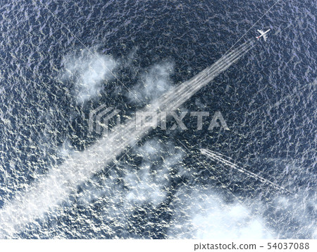 凝結尾跡，尾流和海洋的波光粼粼的風景1-概述CG-10 54037088