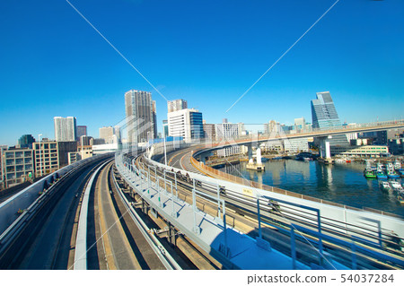 東京：從Yurikamome（Shibaura-futo站和Oitaiba海濱公園站之間的環路）觀看的景觀（東京都港區） 54037284