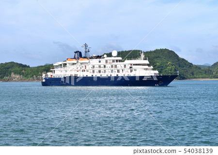 Cruise liner Caledonian sky 54038139