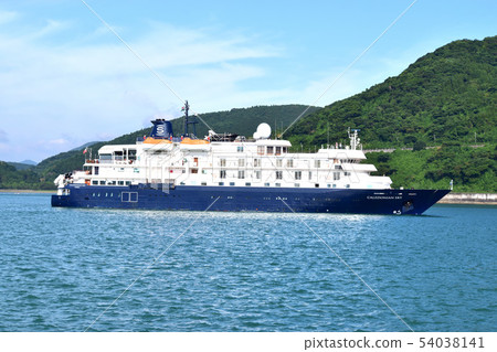 Cruise liner Caledonian sky 54038141
