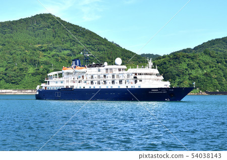 Cruise liner Caledonian sky 54038143