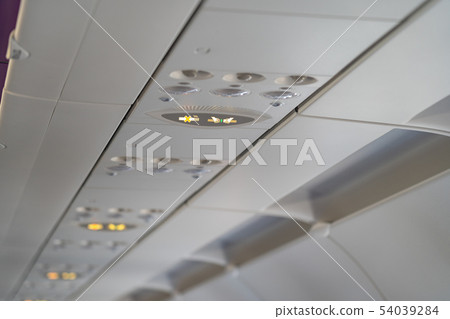  飛機機上安全帶禁止吸菸標志 54039284